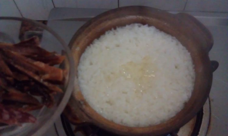 腊味窝蛋煲仔饭步骤10