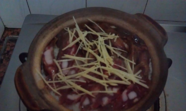 腊味窝蛋煲仔饭步骤11