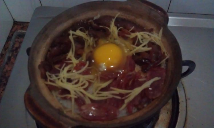腊味窝蛋煲仔饭步骤13