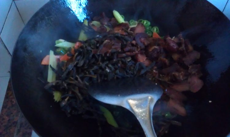 豇豆干炒腊肉步骤6