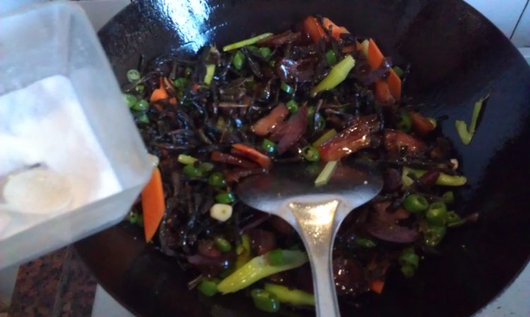 豇豆干炒腊肉步骤7