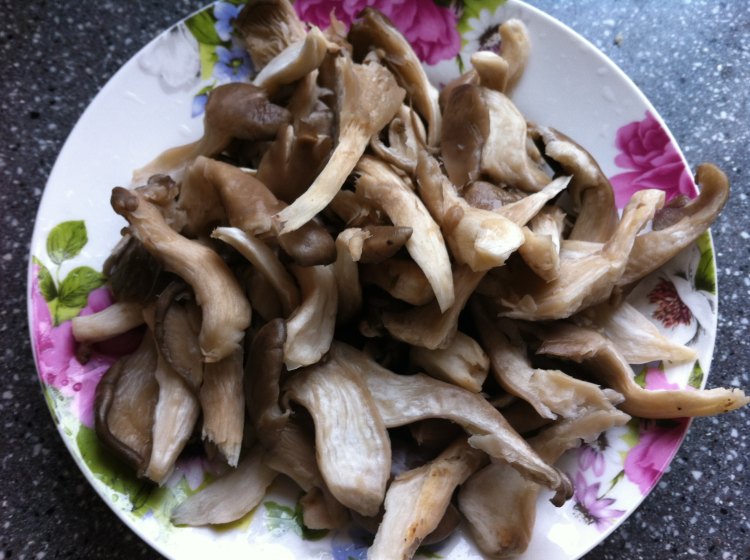 白菜鸡腿菇炒腊肉步骤1