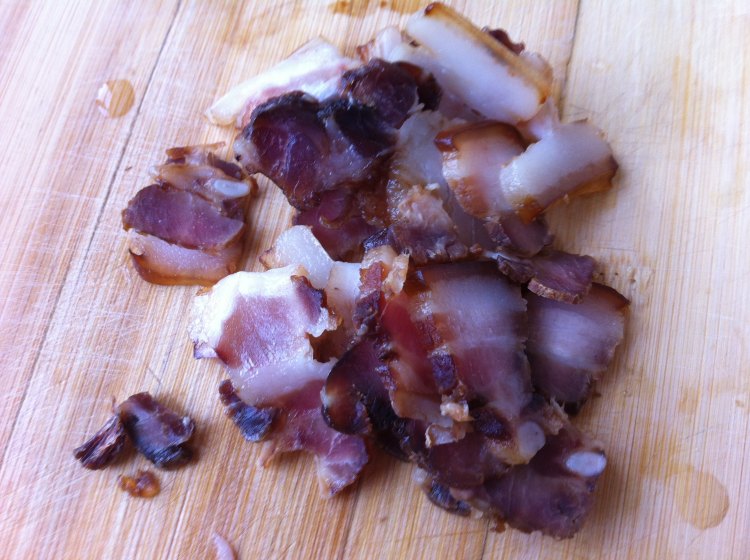白菜鸡腿菇炒腊肉步骤4