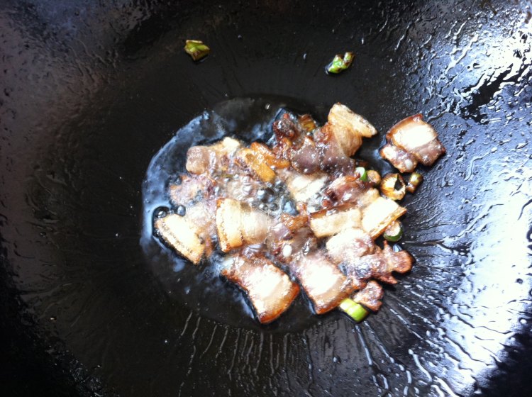 白菜鸡腿菇炒腊肉步骤5