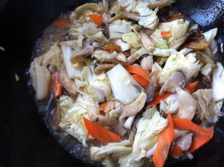 白菜鸡腿菇炒腊肉步骤7