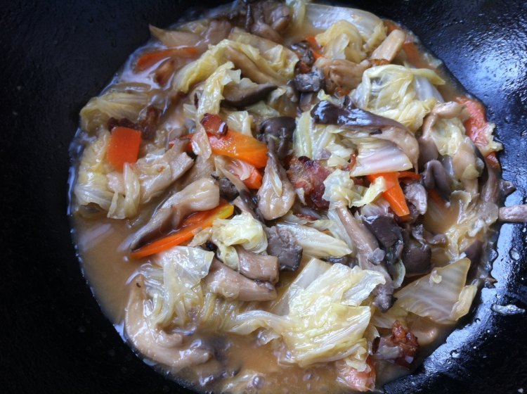 白菜鸡腿菇炒腊肉步骤8