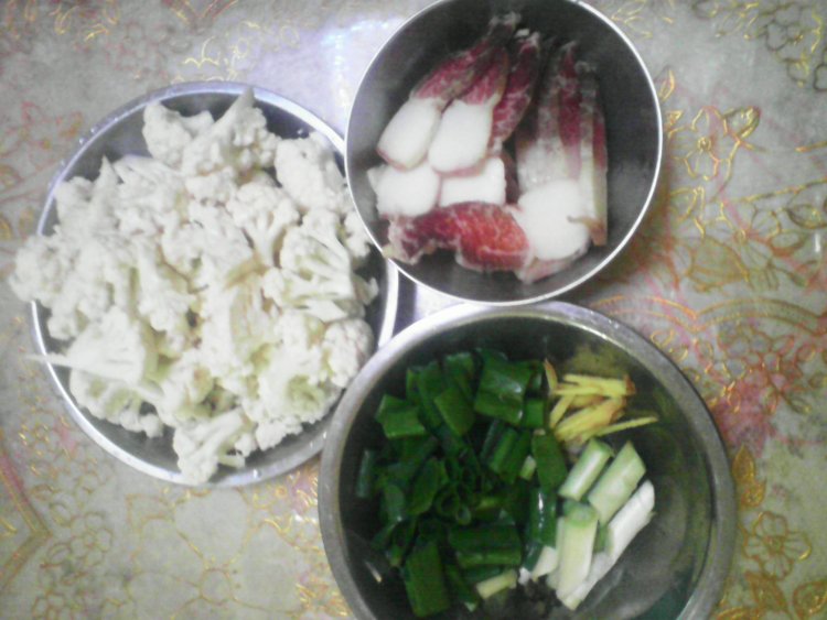 花菜焖腊肉步骤1