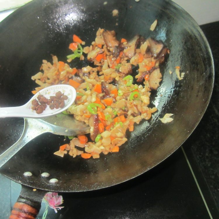 豉香干萝卜腊肉步骤11