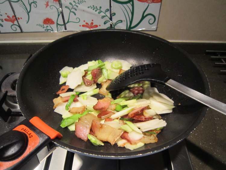 青蒜儿菜炒腊肉步骤8