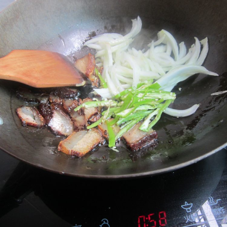 青椒白菜梗子炒腊肉步骤4