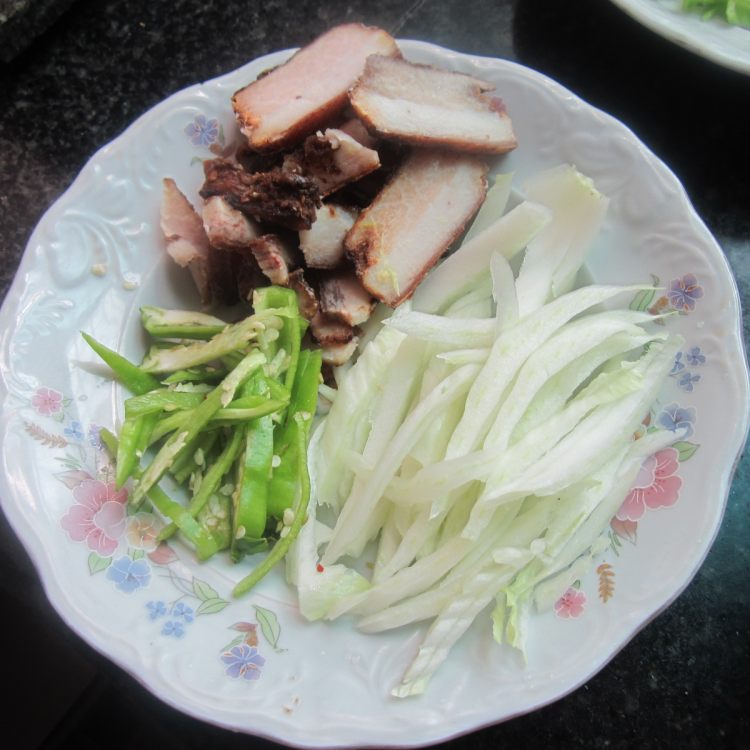青椒白菜梗子炒腊肉步骤1