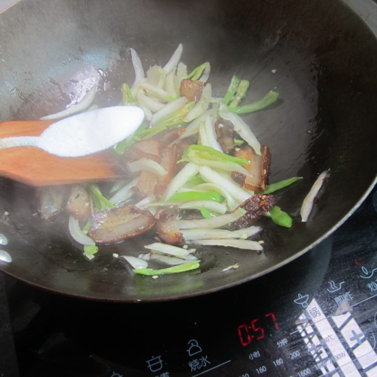 青椒白菜梗子炒腊肉步骤6