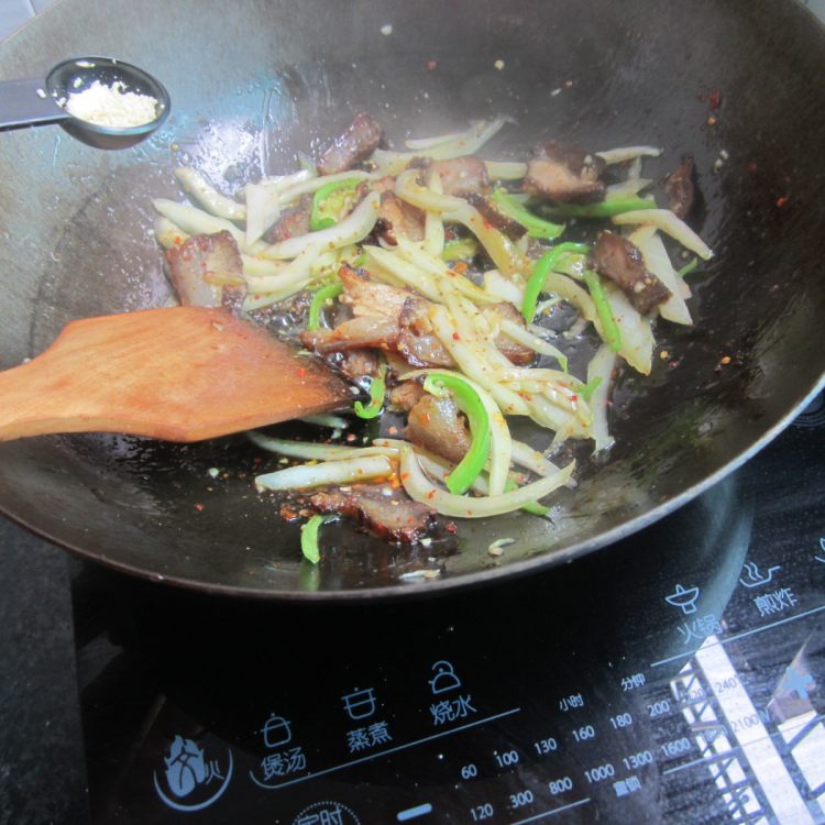 青椒白菜梗子炒腊肉步骤9