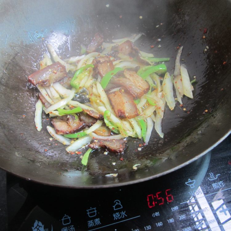 青椒白菜梗子炒腊肉步骤8