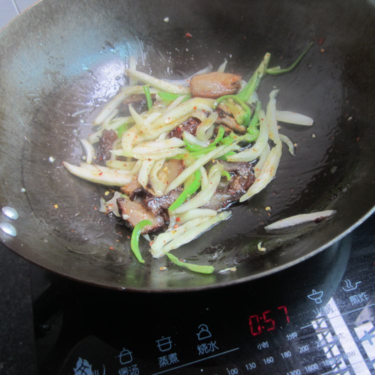 青椒白菜梗子炒腊肉步骤7