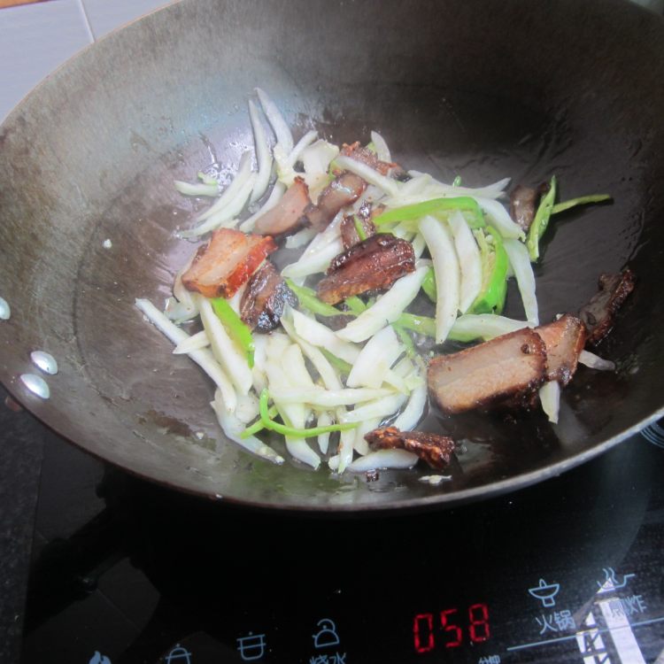 青椒白菜梗子炒腊肉步骤5