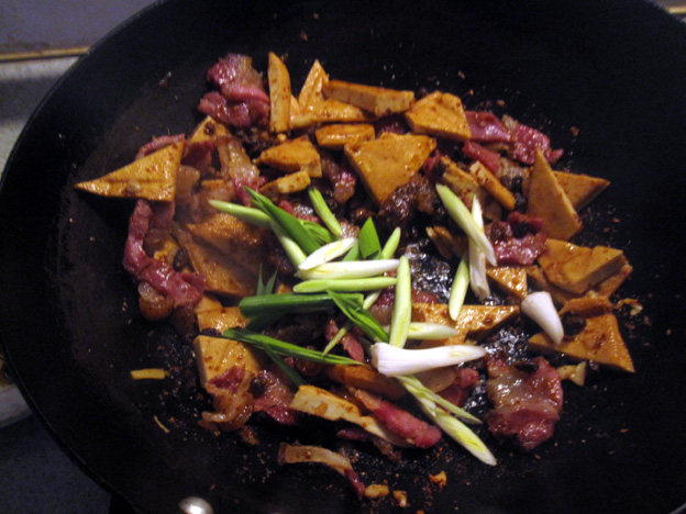 腊肉豆豉炒豆干步骤8