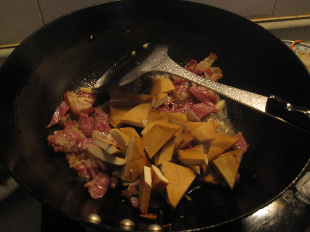 腊肉豆豉炒豆干步骤5