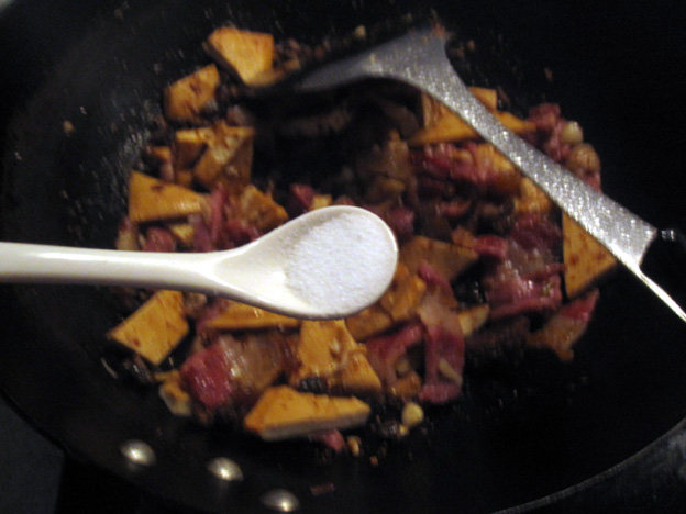 腊肉豆豉炒豆干步骤7