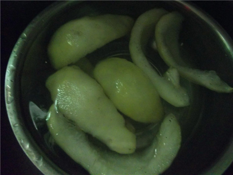 豆卜腊肉煮柚皮步骤2