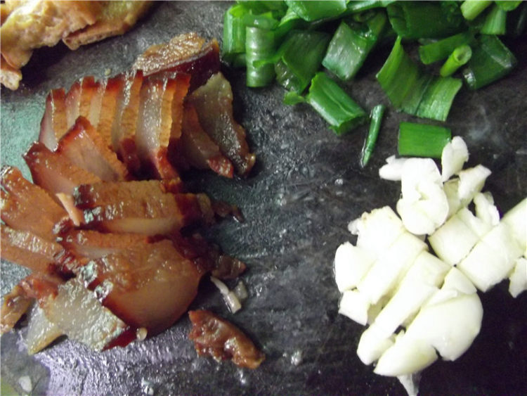 豆卜腊肉煮柚皮步骤6