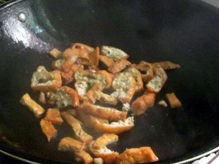 豆卜腊肉煮柚皮步骤8