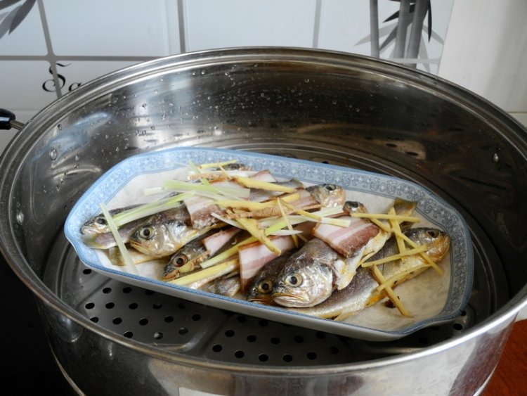 腊肉小黄花步骤7
