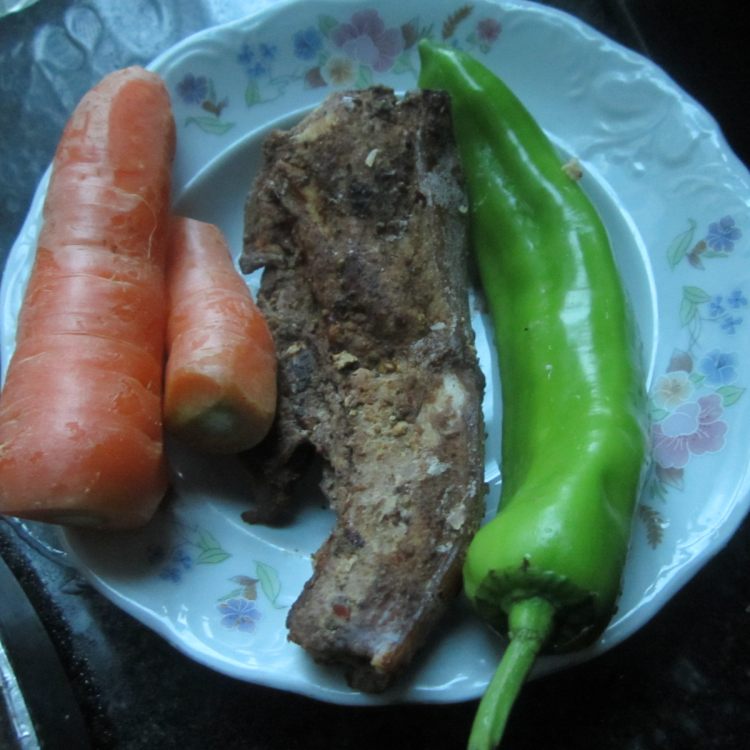 腊肉红萝卜片步骤1