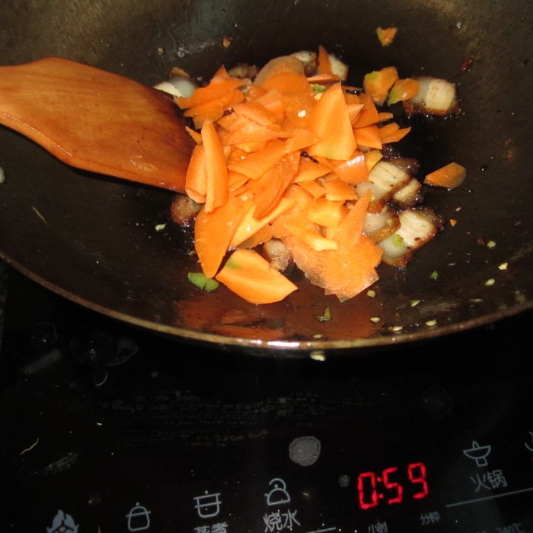 腊肉红萝卜片步骤5
