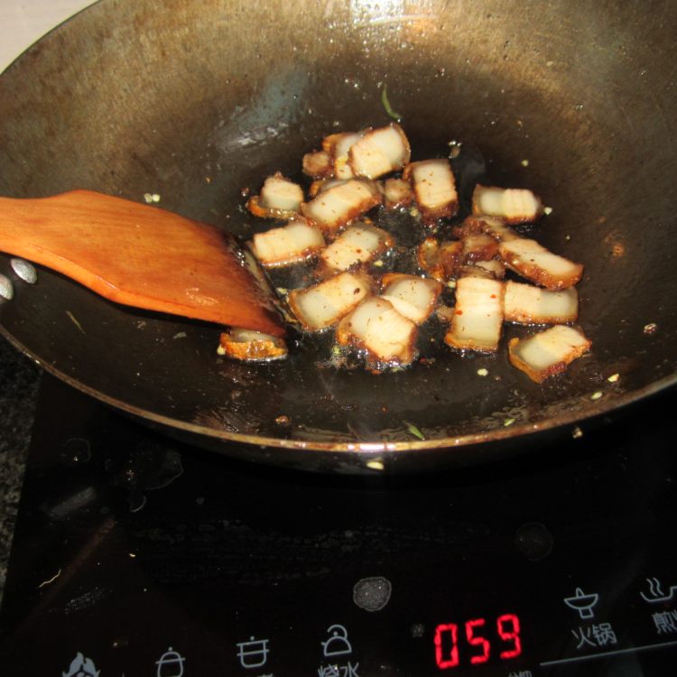 腊肉红萝卜片步骤3