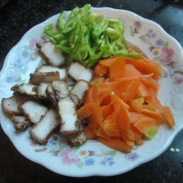 腊肉红萝卜片步骤2
