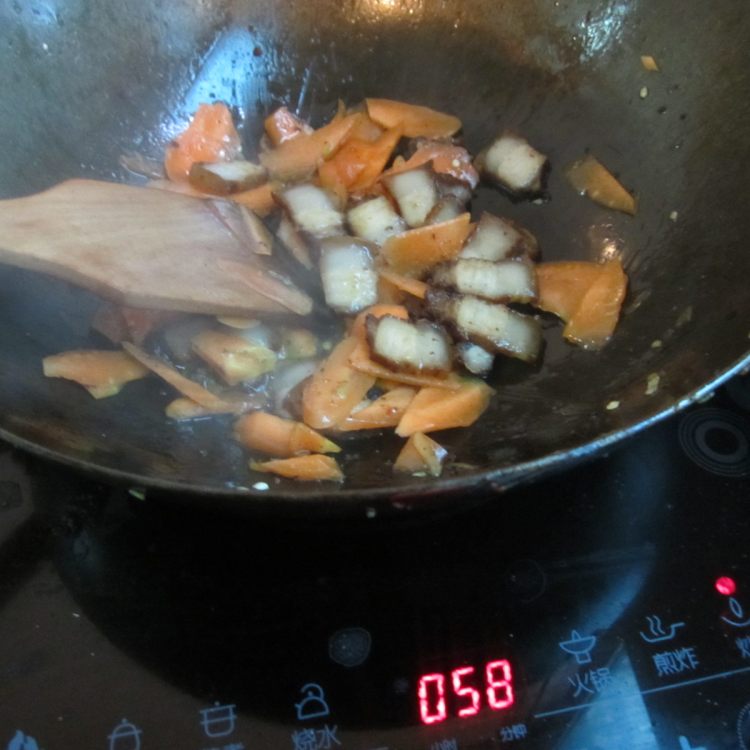 腊肉红萝卜片步骤6