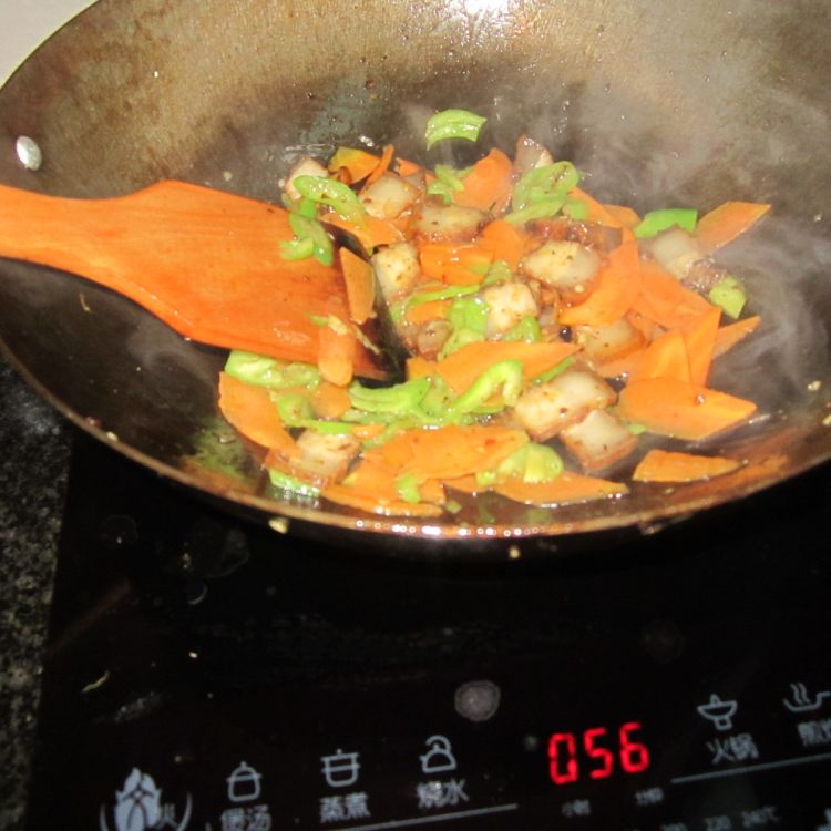 腊肉红萝卜片步骤12