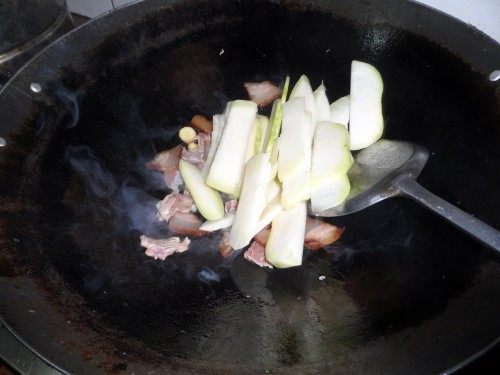 腊肉炒大头菜步骤5