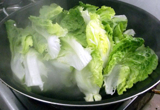 腊肉拌生菜步骤3