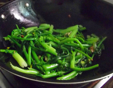 腊味炒菜心步骤4