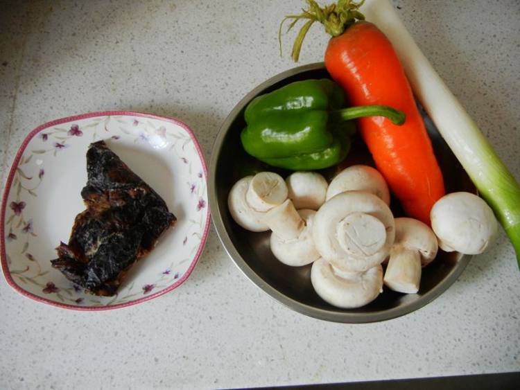 腊味干锅蘑菇步骤1