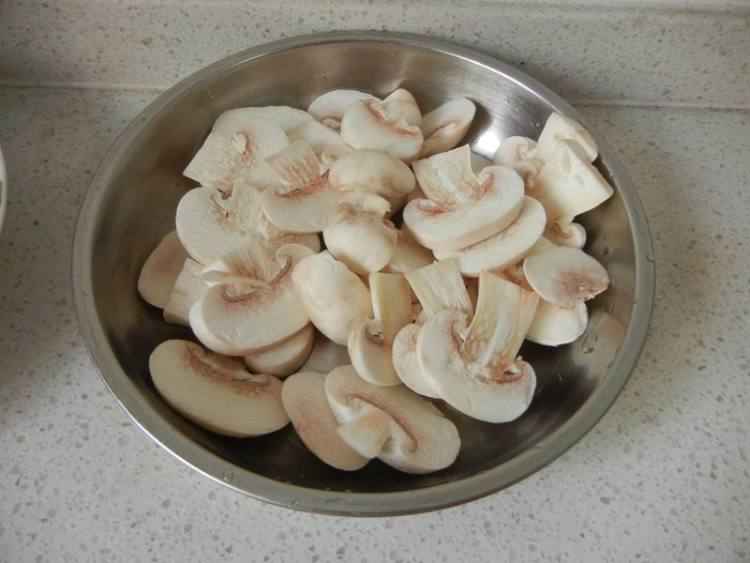 腊味干锅蘑菇步骤3