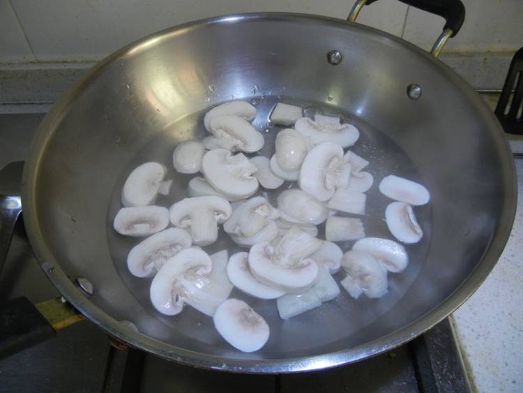 腊味干锅蘑菇步骤6