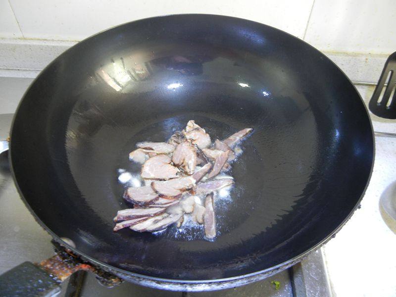 腊味干锅蘑菇步骤7