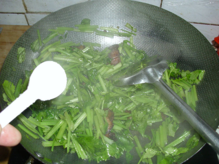 山芹炒腊肉步骤4