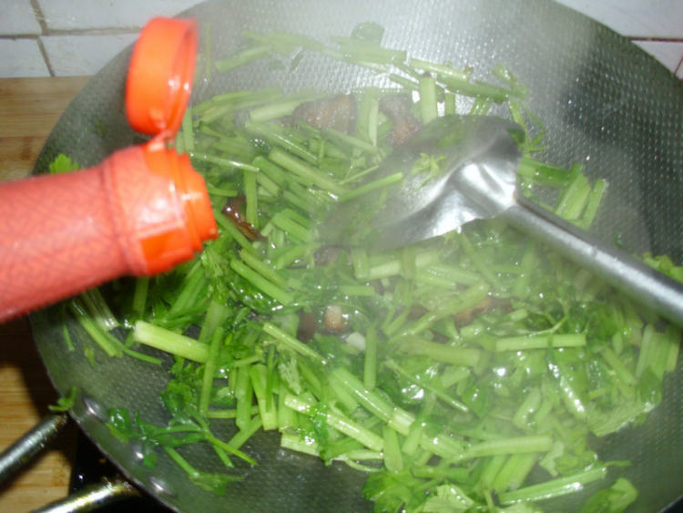 山芹炒腊肉步骤5