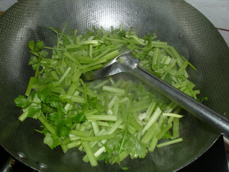 山芹炒腊肉步骤3