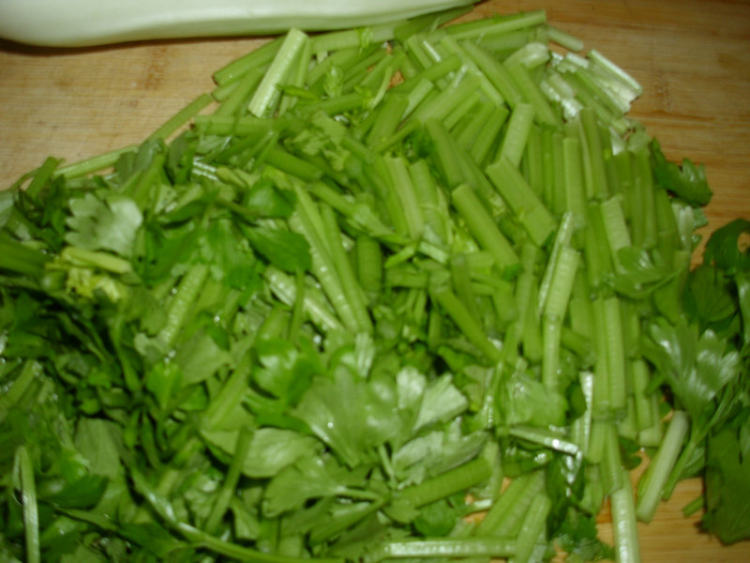 山芹炒腊肉步骤1