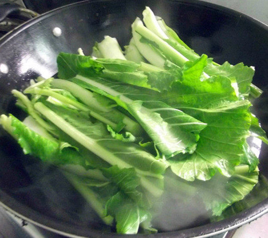 腊肉炒迟菜心梗步骤2