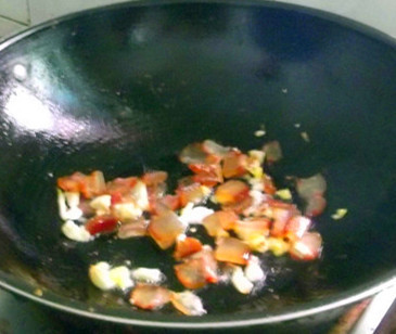 腊肉炒迟菜心梗步骤5