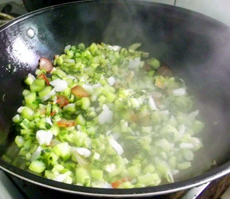 腊肉炒迟菜心梗步骤7