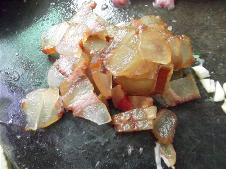腊肉炒迟菜心梗步骤4