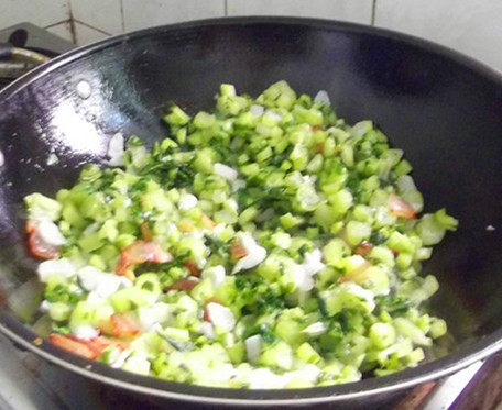 腊肉炒迟菜心梗步骤6