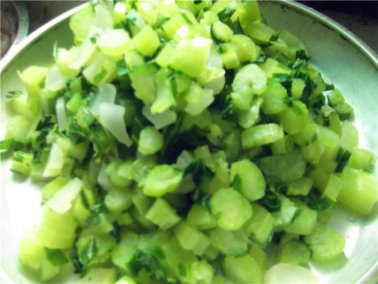 腊肉炒迟菜心梗步骤3